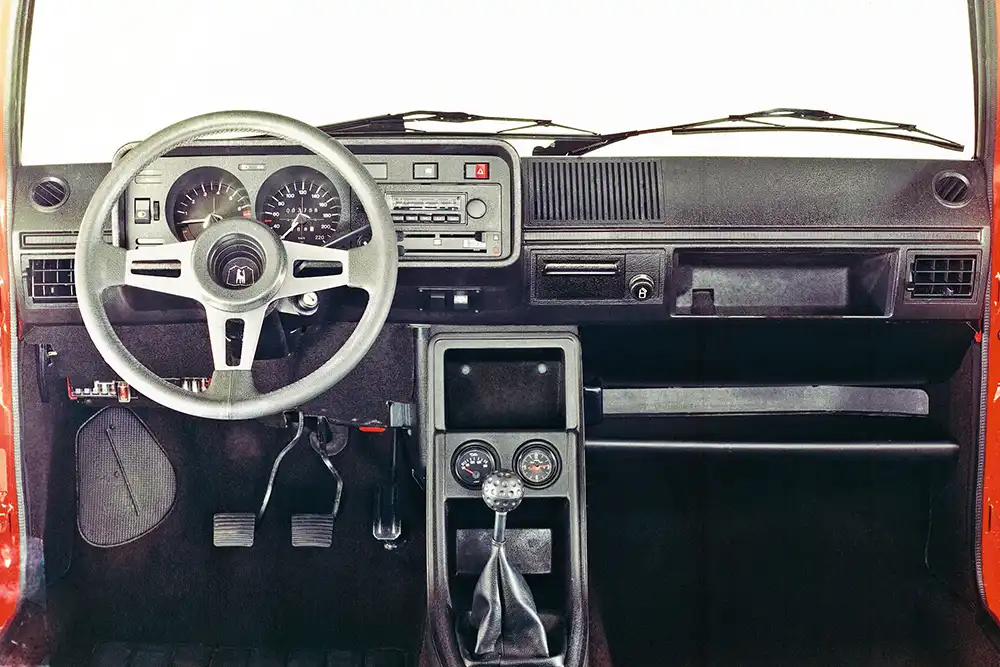 Spucknapf-Lenkrad und Schaltknüppel mit schwarzem Golfball – Speed-Insignien des ersten Golf GTI. Foto: Volkswagen