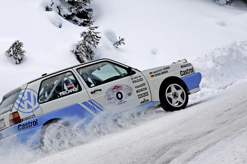 Auch im Renn- und Rallyesport auf Sieg abonniert – Hans-Joachim 'Striezel' Stuck auf Golf II. Foto: Volkswagen