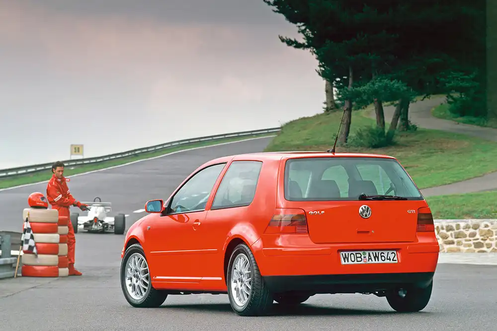 Racing-Feeling für Familienväter vermittelte der Golf GTI auch in vierter Generation. Foto: Volkswagen