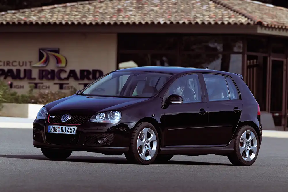 'Für Jungs, die damals schon Männer waren', lautete 2005 der Werbungslogan für den Golf V GTI mit ikonischer roter Zierlinie um den Wabengrill. Foto: Volkswagen