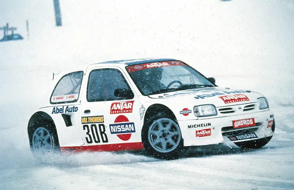 Maskulin nach Vorbild des Mini Cooper – Der Micra K11 reüssierte mit V6-Power auch im Motorsport, hier bei der Trophée Andros 1997. Foto: Nissan