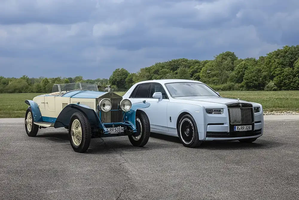 Fast 100 Jahre Autobilbau trennt diese beiden Rolls-Royce. Foto: Rolls-Royce