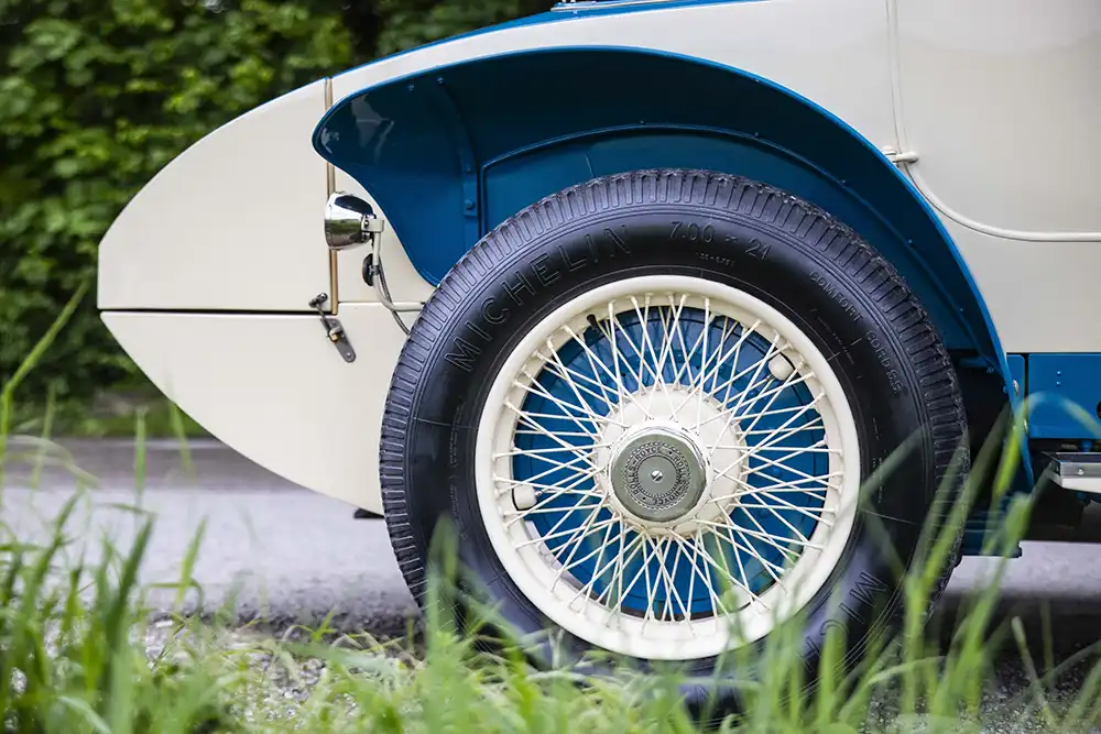 Der Reifenhersteller Michelin hat bereits in der Frühzeit des Automobilbaus Reifen produziert. Foto: Rolls-Royce