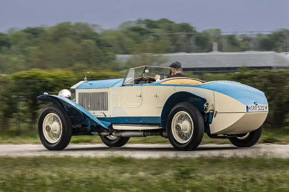 Karosserier Barker hat den 10EX nach alter Kutschentradition mit Holzgestell und Blechverkleidung in ein Torpedo auf Rädern verwandelt. Foto: Rolls-Royce