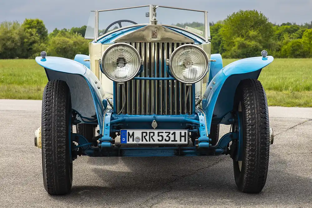 Ein schon frühes Markenzeichen von Rolls-Royce war der mächtige, chromglänzende Kühlergrill. Foto: Rolls-Royce