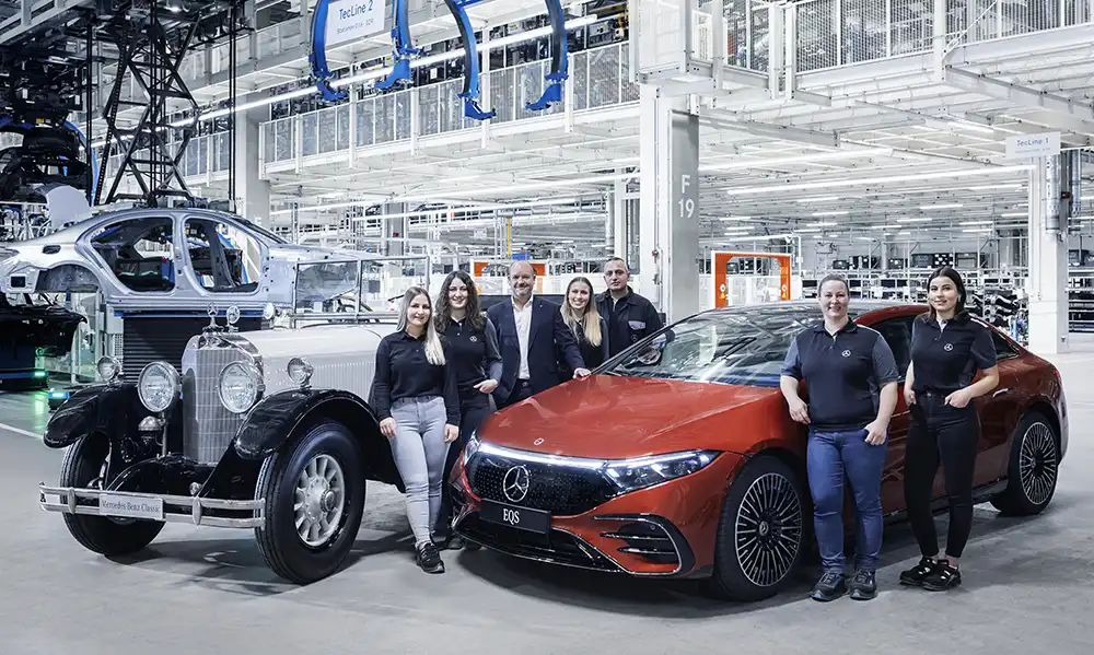 Generationentreffen nach 22 Millionen Einheiten in der Factory 56 in Sindelfingen – Historischer Mercedes begegnet vollelektrischem Sternträger. Foto: Mercedes-Benz Classic Archive