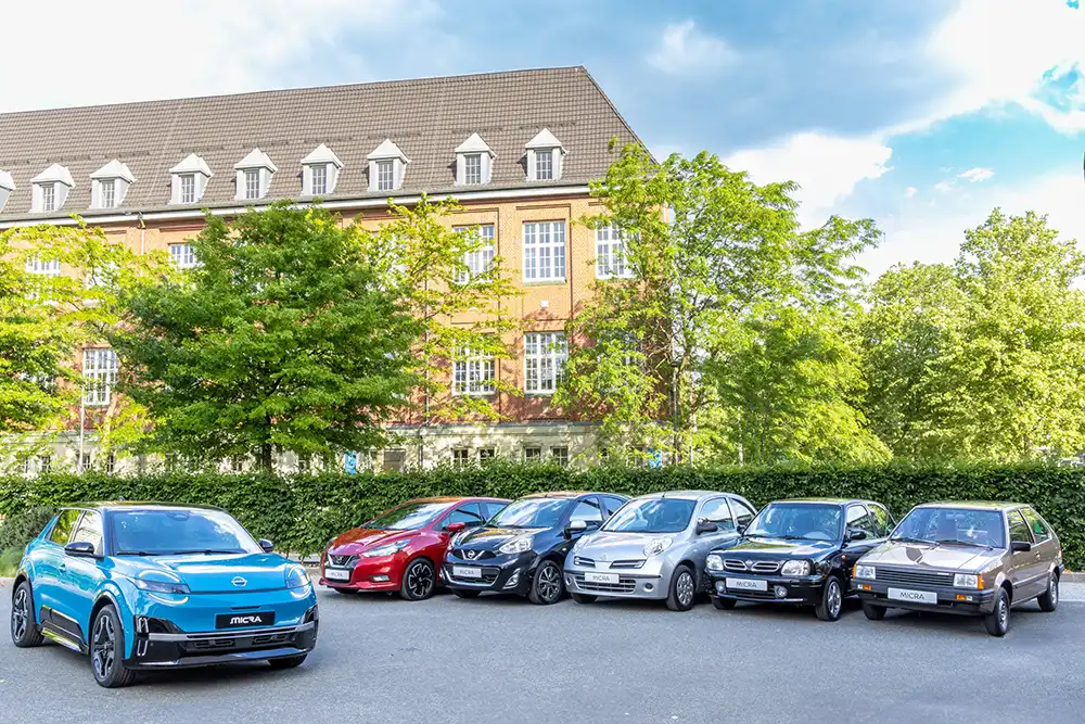 Sechs Generationen – Der neue Nissan Micra mit seinen Vorgängern, den historischen Modellen K14, K13, K12, K11 und K10 (v.l.n.r.). Foto: Nissan