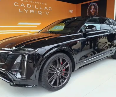 Mit modifizierter Frontschürze, schwarzen 22-Zöllern und schwarzem Dach wirkt der fünf Meter lange Lyriq-V schon im Stand recht eindrucksvoll. Foto: Rolf Huber/SPX