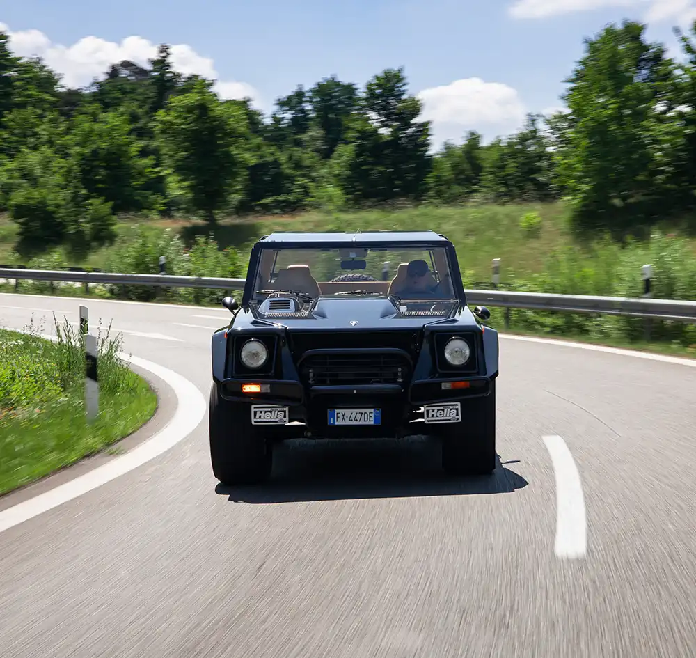 Lamborghini LM002: Das Fahrwerk des Rambo-Lambo meistert auch schnelle Autobahn-Ausfahrten. Foto: Martin Kubanka/Lamborghini