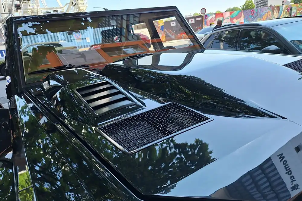 Wild zerklüftet: Die Motorhaube des Lamborghini LM002 ist kein Paradebeispiel für gefälliges Design. Foto: Martin Kubanka/Lamborghini