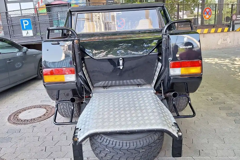 Praktisch beim Lamborghini LM002: Die doppelt gesicherte Heckklappe lässt sich auch als Picknick-Tischchen nutzen. Foto: Martin Kubanka/Lamborghini