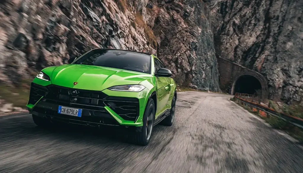 Lamborghini ist eine Marke der Extreme – und übt sich deshalb auch bei seinem SUV nicht in falscher Bescheidenheit. Foto: Lamborghini