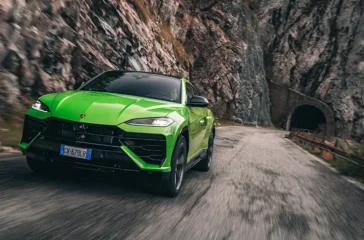 Lamborghini ist eine Marke der Extreme – und übt sich deshalb auch bei seinem SUV nicht in falscher Bescheidenheit. Foto: Lamborghini
