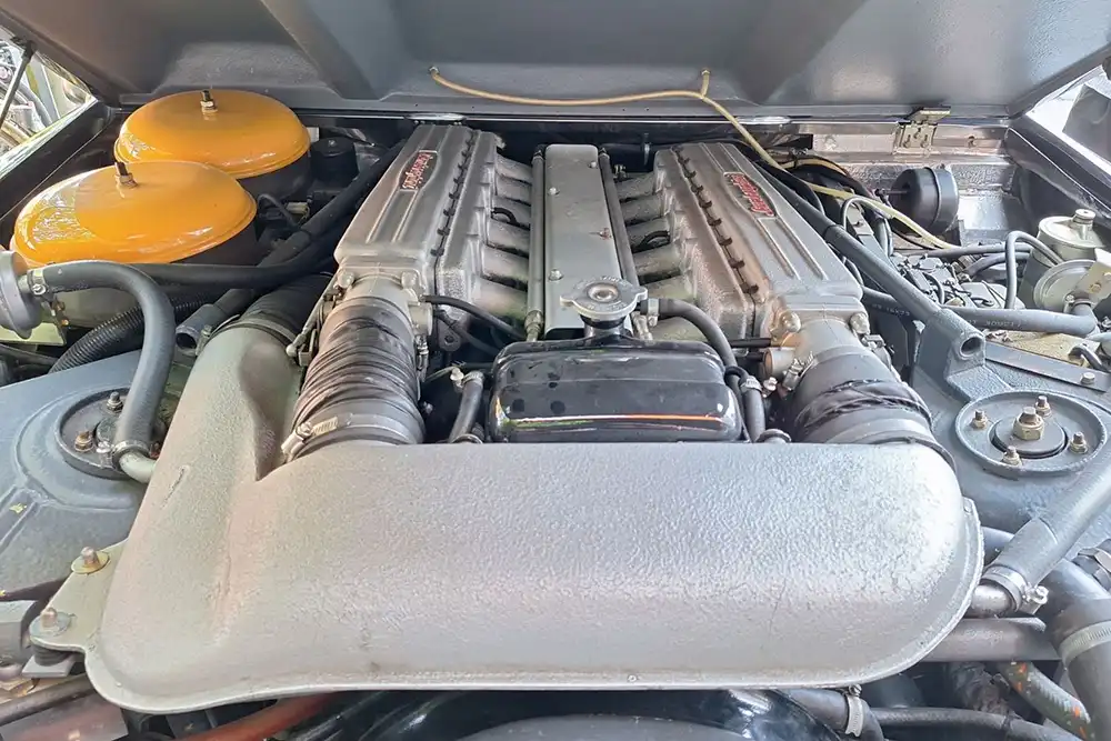 Eindrucksvoll: Der mächtige 5,2-Liter-Zwölfzylinder im Lamborghini LM002 leistet 455 PS. Foto: Martin Kubanka/Lamborghini