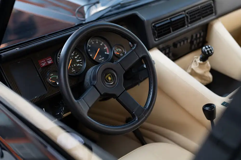 Ungewöhnlich: Der erste Gang liegt beim Lamborghini LM002 links unten, der Rückwärtsgang links oben. Foto: Martin Kubanka/Lamborghini