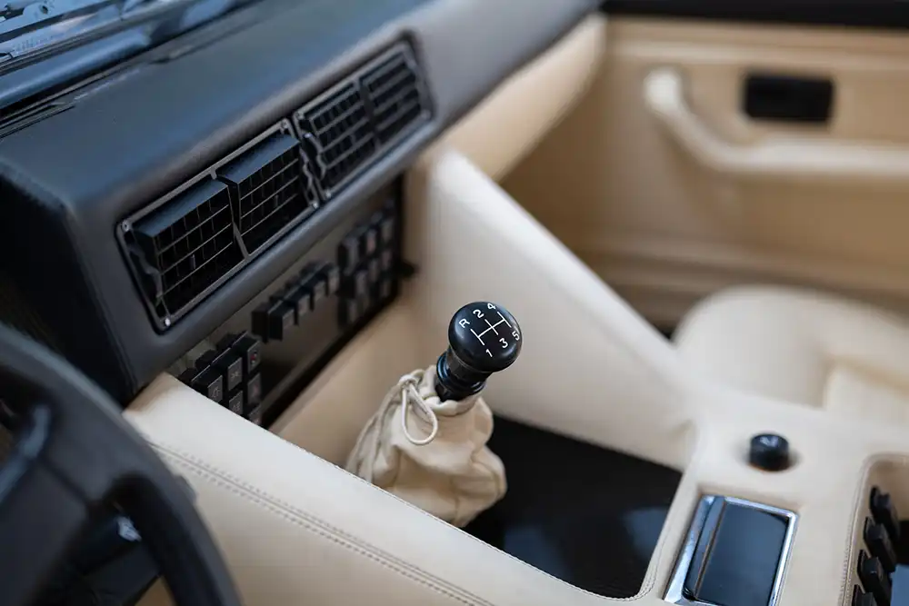 Lamborghini LM002: Das klassische Layout der Instrumente und Anzeigen und das garantiert airbaglose Lenkrad. Foto: Martin Kubanka/Lamborghini