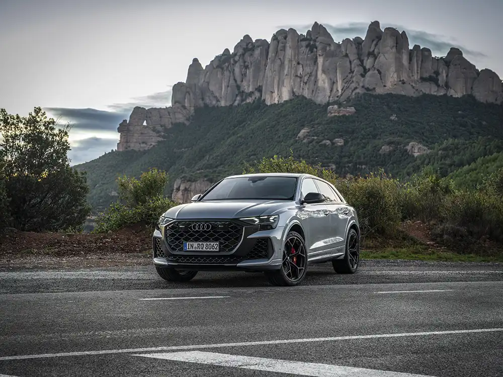 Auch der mit mindestens 144 400 Euro in dieser Liga fast schon billige Audi RS Q8 muss sich mit seinem bis zu 640 PS und 850 Nm starken V8-Motor ganz schön strecken