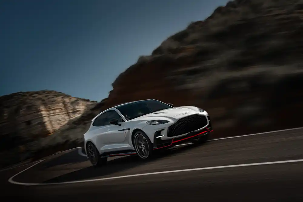 Aston Martin DBX S bei hoher Geschwindigkeit auf kurviger Landstraße
