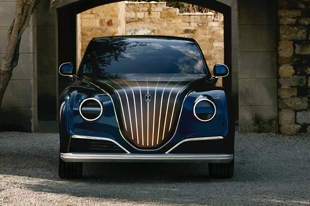 Die Front des Dacora EV verbindet moderne Elemente wie LED-Leuchtringe mit klassisch wirkenden Elementen. Foto: Dacora Motors