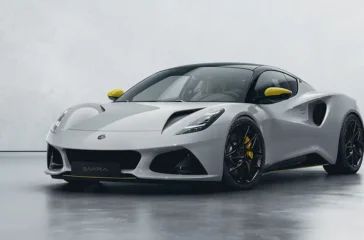 Für den Mittelmotor-Sportwagen Emira, hier die Version Turbo SE, bietet Lotus nun eine Racing Line an. Foto: Lotus