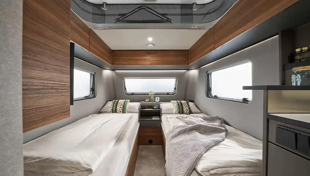 Die Bordtechnik lässt sich hier wie da auch per App steuern, und bei Dach sowie Seitenwänden setzt Eriba unverändert auf die holzfreie Pual-Bauweise (Aluminium-Sandwich mit wasserabweisender Polyurethan-Isolierung). Foto: Eriba