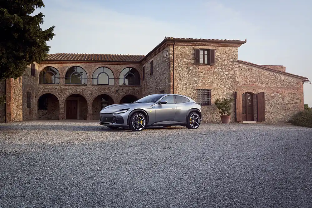 Ferrari Purosangue vor toskanischem Landhaus im Abendlicht