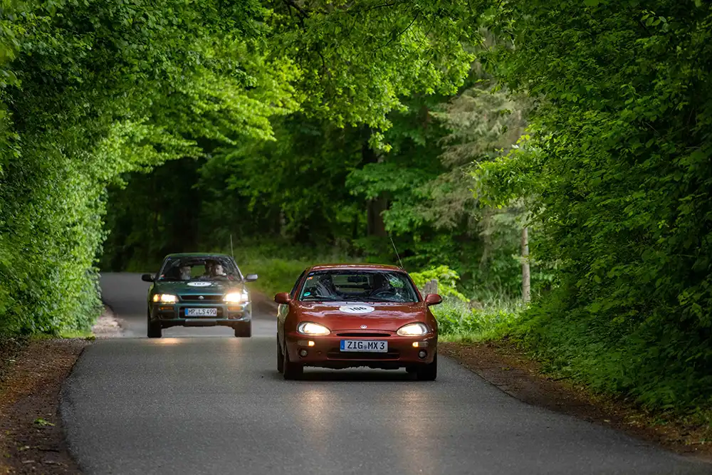 Bei Rallyes, wie der gerade beendeten Hamburg-Berlin waren 110 Fahrzeuge am Start, vom Vorkriegsmodell, über den Millionärs-Flügeltürer bis zum Alltagsoldie im Wert eines warmen Frühstücks. Foto: HBK