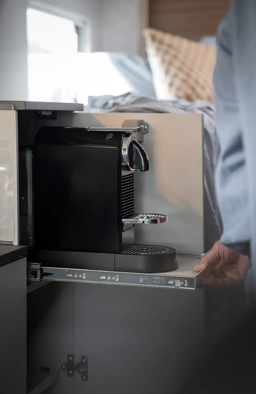 In einem kleinen Auszug befindet sich eine kompakte Kaffeemaschine. Foto: LMC