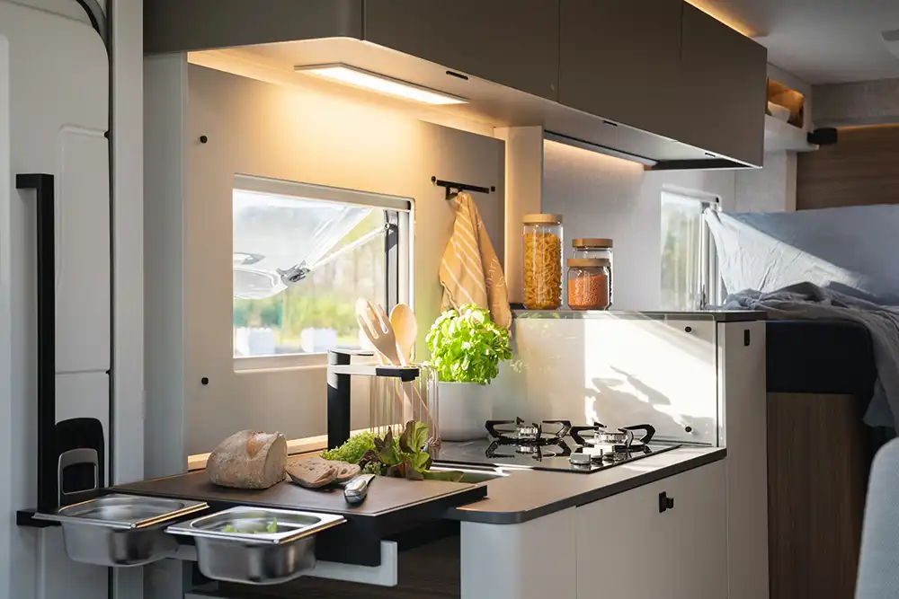 Das Frankfurter Brett mit Behältern macht Schnippelarbeit einfacher. Foto: LMC