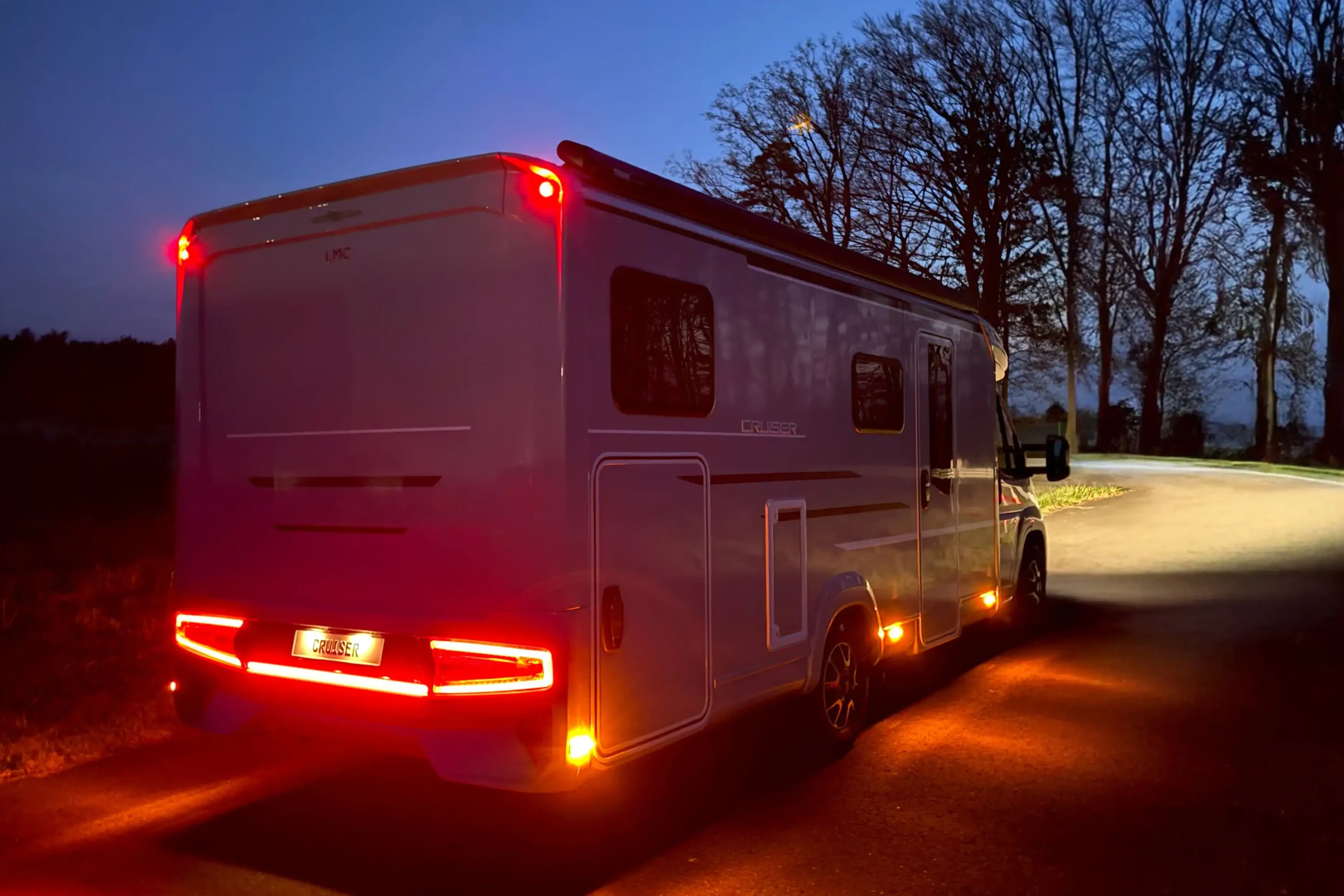 Hinten gibt es ein sich über die gesamte Breite des Hecks erstreckendes Rücklicht. Foto: LMC