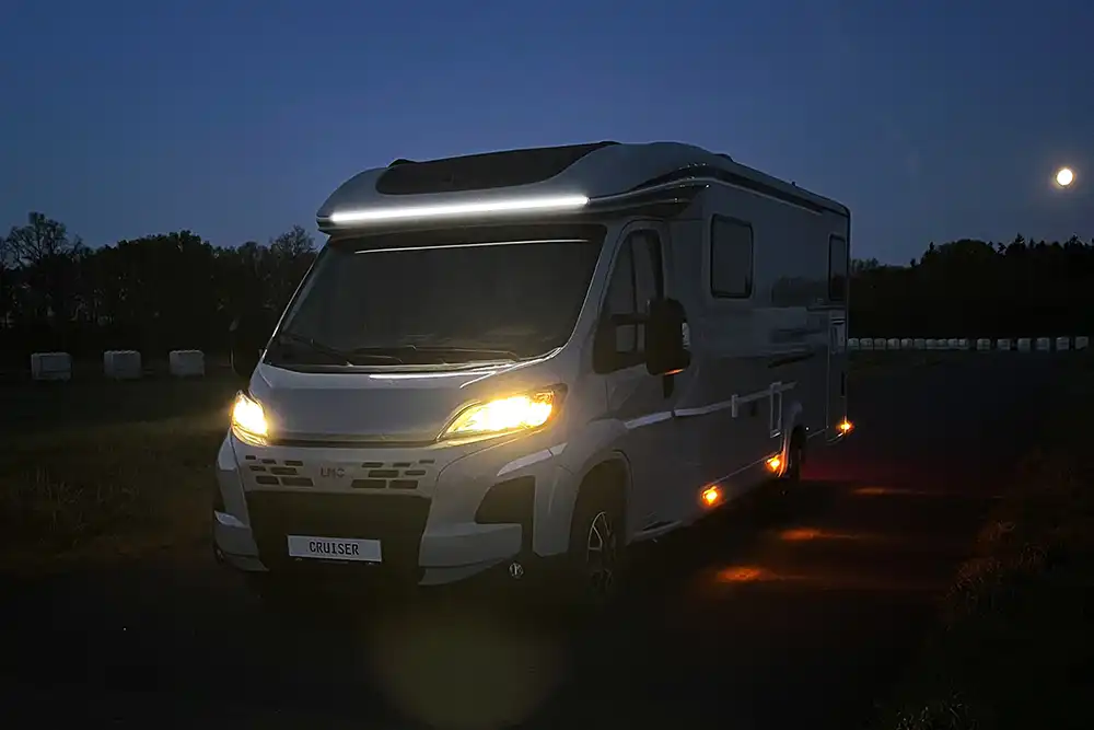 Der T740EL bietet seitliche Leuchten und eine breite LED-Lichtleiste über dem Fahrerhaus. Foto: LMC