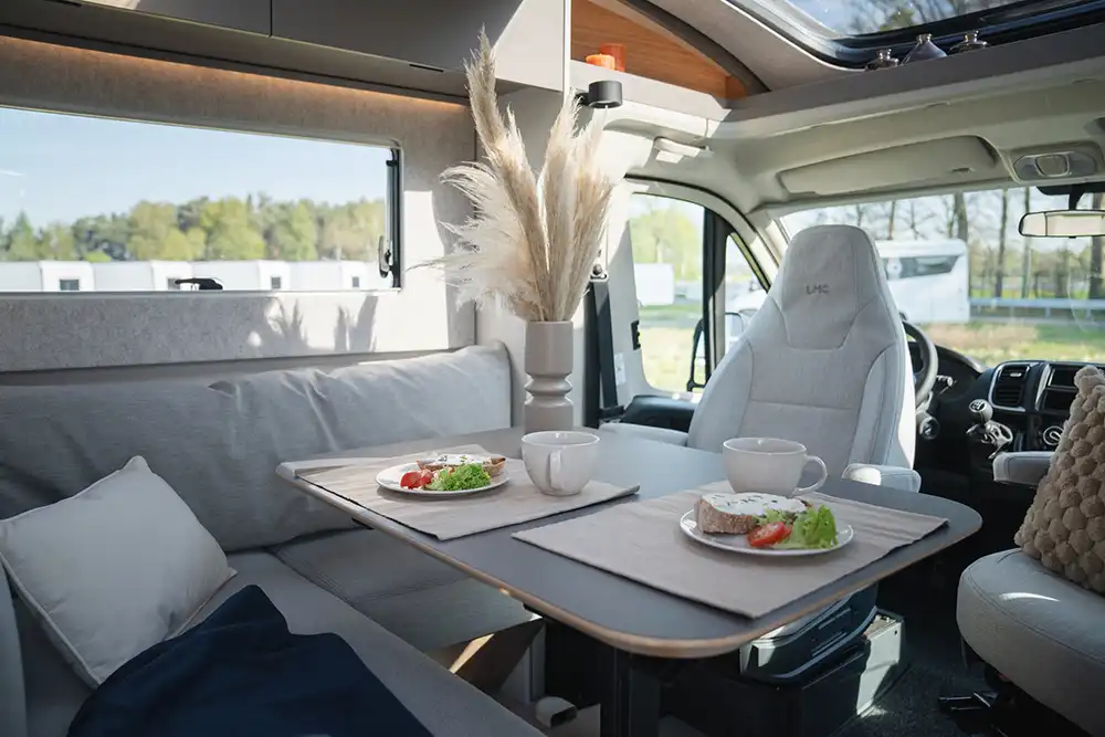 Der T740EL bietet eine Sitzgruppe für 5 Personen aber serienmäßig nur zwei Gurtplätze. Foto: LMC