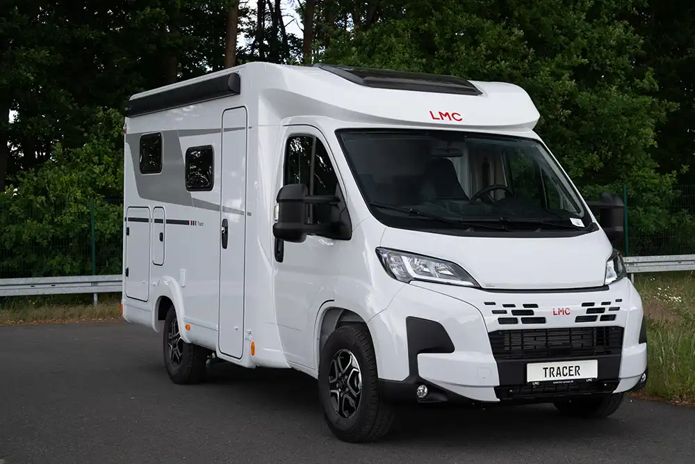 Der 2,22 Meter schmale Tracer V600 ist ab 60.700 Euro nunmehr der günstigste Teilintegrierte im Portfolio der Münsterländer. Foto: LMC