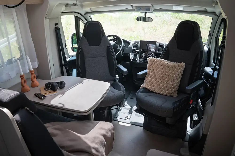 Der Tracer V600 bietet eine Sitzgruppe für vier Personen. Foto: LMC