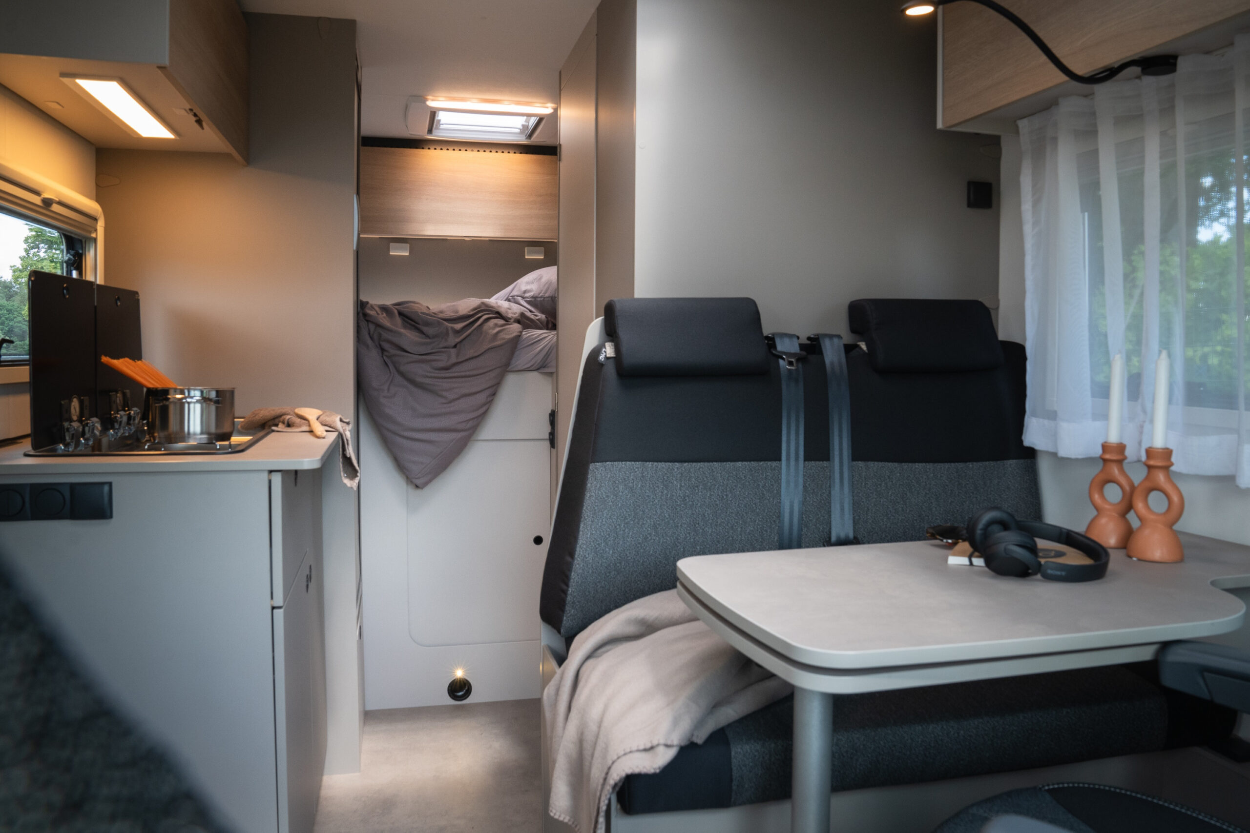 Der Wohnraum des Tracer V600 ist vergleichsweise kompakt. Foto: LMC