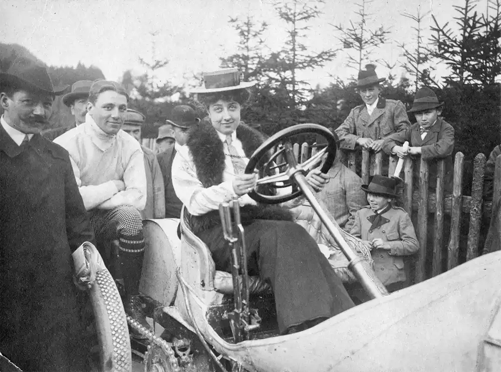 Mercedes Jellinek ließ sich gerne mit den Autos fotografieren, die ihren Namen trugen, besaß allerdings nie selbst ein Auto.