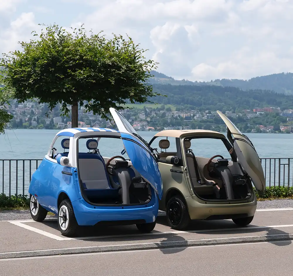 Microlino Spiaggina Portofino Blue und Microlino Spiaggina Sardinia Sage. Foto: Microlino
