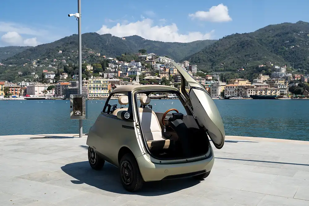 Microlino Spiaggina Sardinia Sage. Foto: Microlino