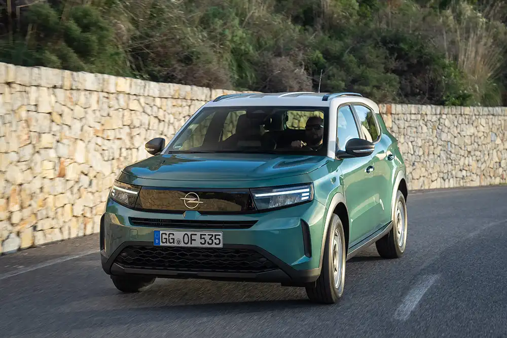 So kam der Testwagen in Zweifarblackierung mit weißem Dach und weißen Stahlfelgen. Foto: Opel