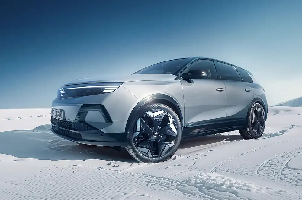Den Opel Grandland gibt es künftig elektrisch und mit Allradantrieb. Foto: Opel