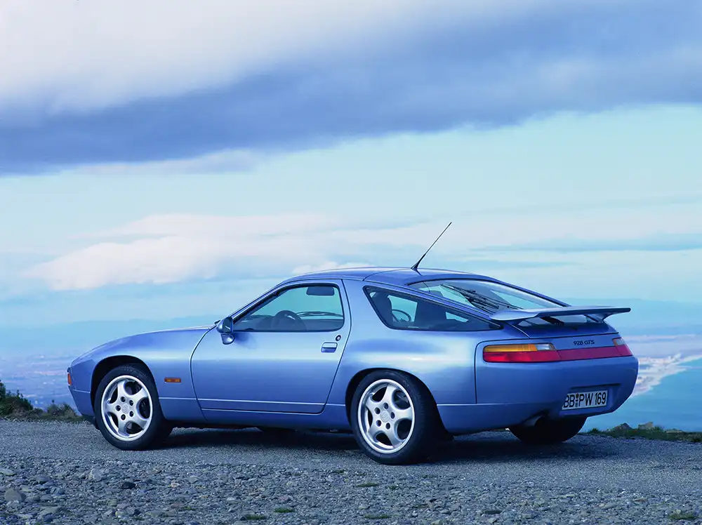 Der Porsche 928 schien sich selbst irgendwie unwohl zu fühlen in seiner hochmodernen Haut, als er 1977 auf dem Genfer Salon auftauchte. Foto: Porsche