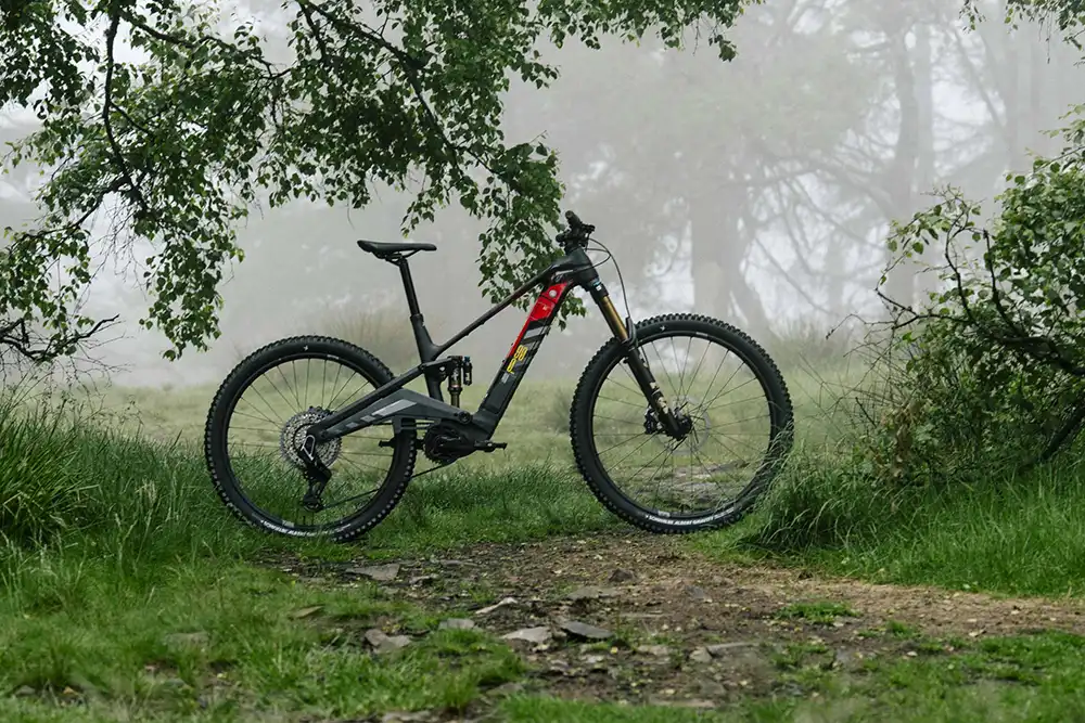 Fahrwerksseitig kombiniert das R.EX ein sogenanntes Mullet-Konzept mit einem 29-Zoll-Vorderrad und einem 27,5-Zoll-Hinterrad. Foto: Rotwild