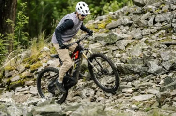 Wer hoch hinaus will, kann jetzt mit dem R.EX DJI-Antriebstechnik mit der Fahrradbaukunst von Rotwild kombinieren. Foto: Rotwild