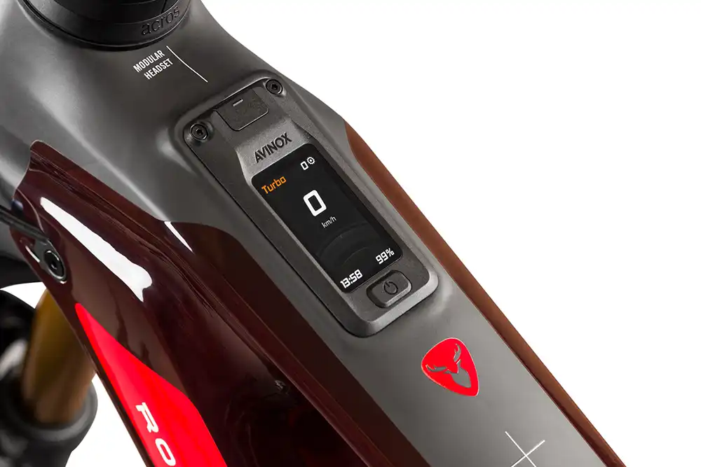 Im Oberrohr hat Rotwild auf der Oberseite ein Zwei-Zoll-OLED-Touchdisplay integriert. Foto: Rotwild