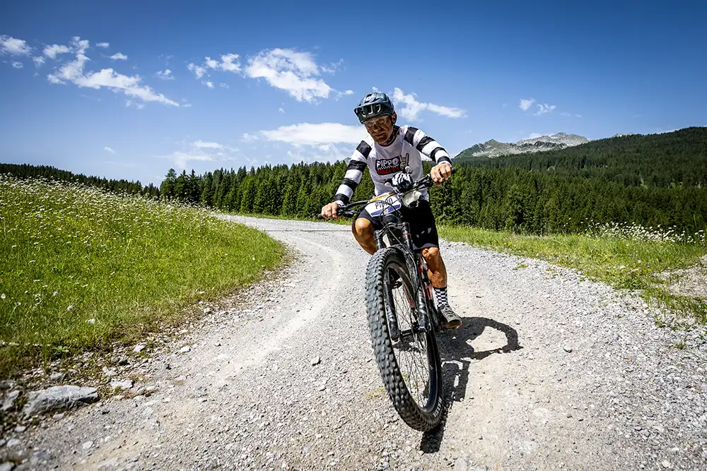 Actionreiches E-Mountainbiking vor spektakulärer Alpenkulisse beim THOK Tribe Event in Malè.