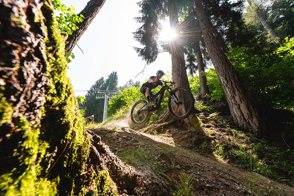 Die Teilnehmer konnten neueste THOK Modelle direkt auf der Strecke erleben. Foto: Thok