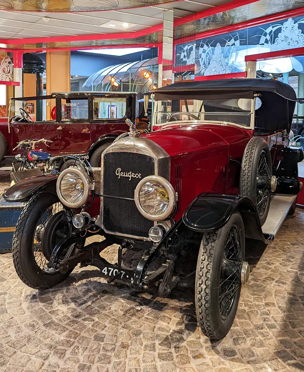 Große Motoren und glamouröse Karosserien – Bis Mitte der 1920er baute Peugeot traditionelle Oberklassemodelle. Foto: Peugeot