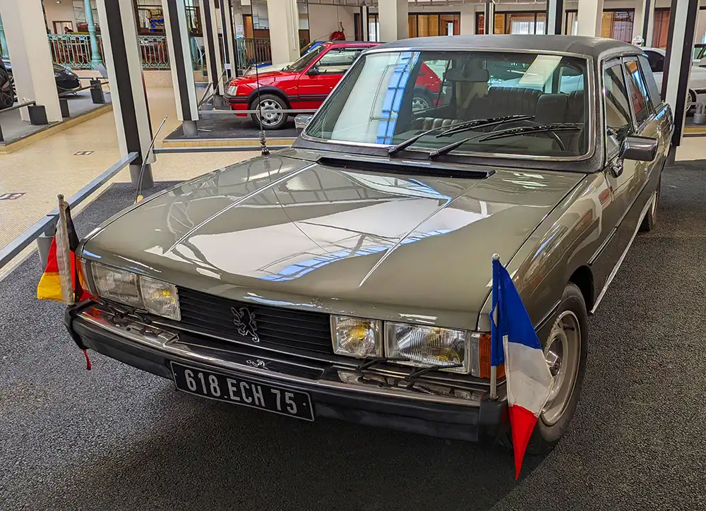 Für den französischen Staatspräsidenten Valery Giscard d’Estaing – Der Peugeot 604 HLZ mit 62 Zentimeter längerem Radstand. Foto: Peugeot