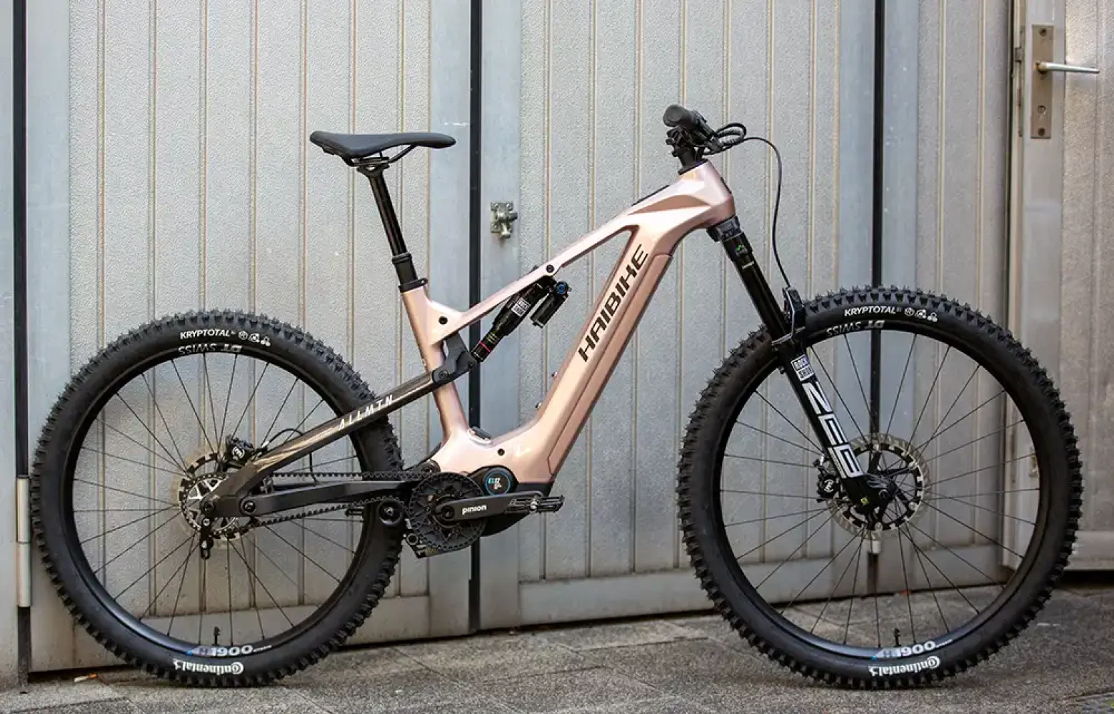 Dank Pinion-MGU ist das vollgefederte E-MTB AllMtn CF11 TRN/IQ von Haibike besonders wartungsarm. Foto: pd-f/Kay Tkatzik