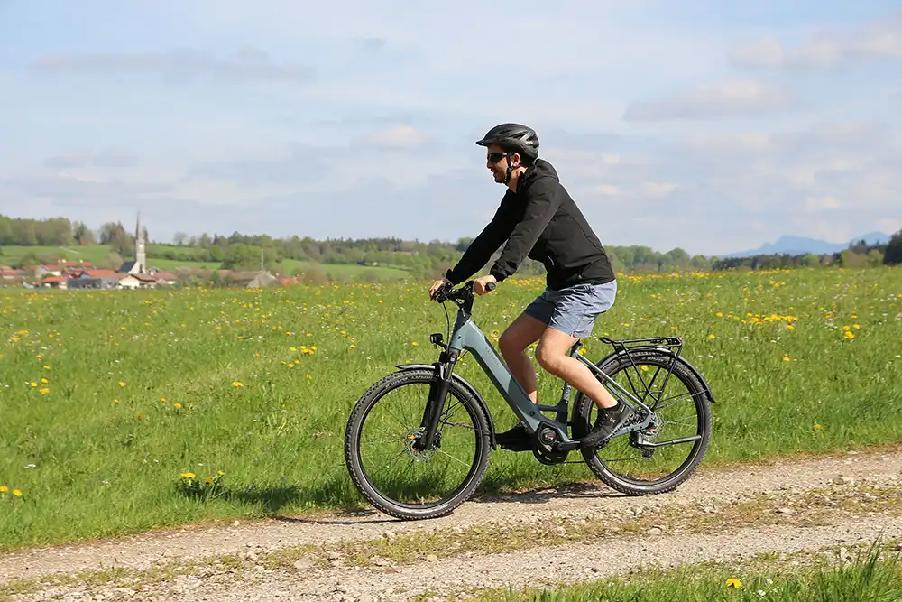 Dank der kräftig profilierten Reifen ist das 27 Zoll-Pedelec auch auf Schotterpisten sicher unterwegs. Foto: Rudolf Huber/SP-X